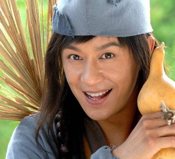 演过"济公"的4个演员,图1经典,图3荒唐,但图4是来搞笑的吗?