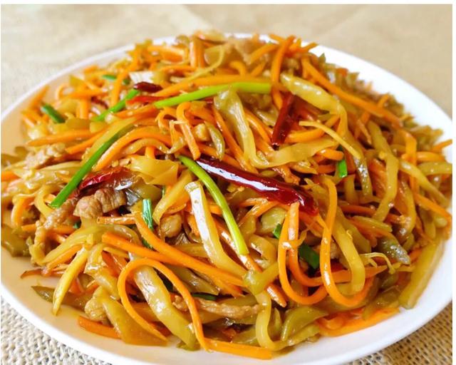 胡萝卜榨菜炒肉丝这么做没胃口的都多吃两碗米饭