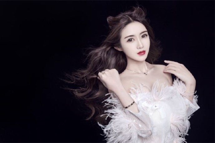 yy舞帝电母静静现身沈阳签订线下合同表率行为赢得粉丝赞许