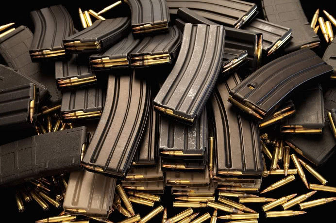 美军用弹匣之前,为何要在头盔上敲一下?这一动作拯救了上千人