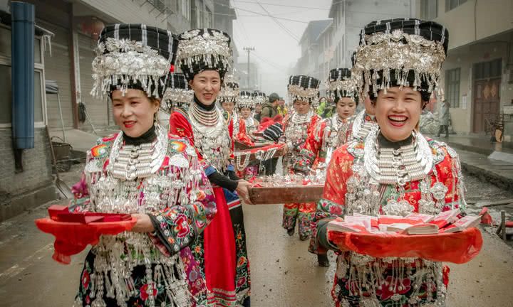 苗族传统婚礼全身挂满银饰用花轿接亲