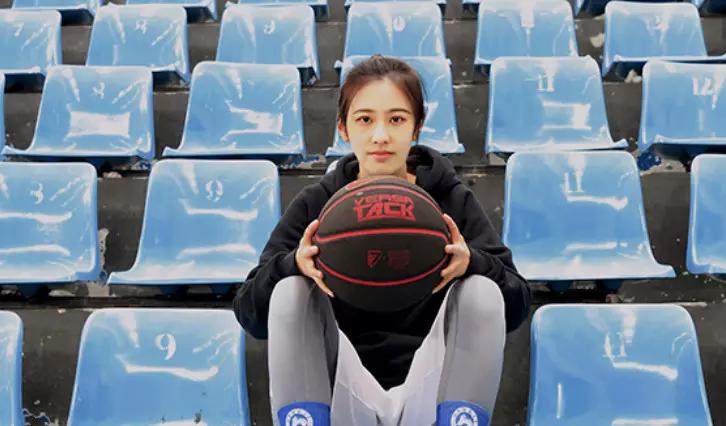 她是篮球裁判,颜值颇高被称最美,身材傲人,名字却很尴尬