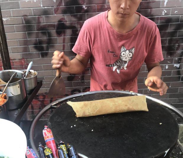 小伙辞职卖煎饼果子收入没以前高人还晒黑了但我很佩服他