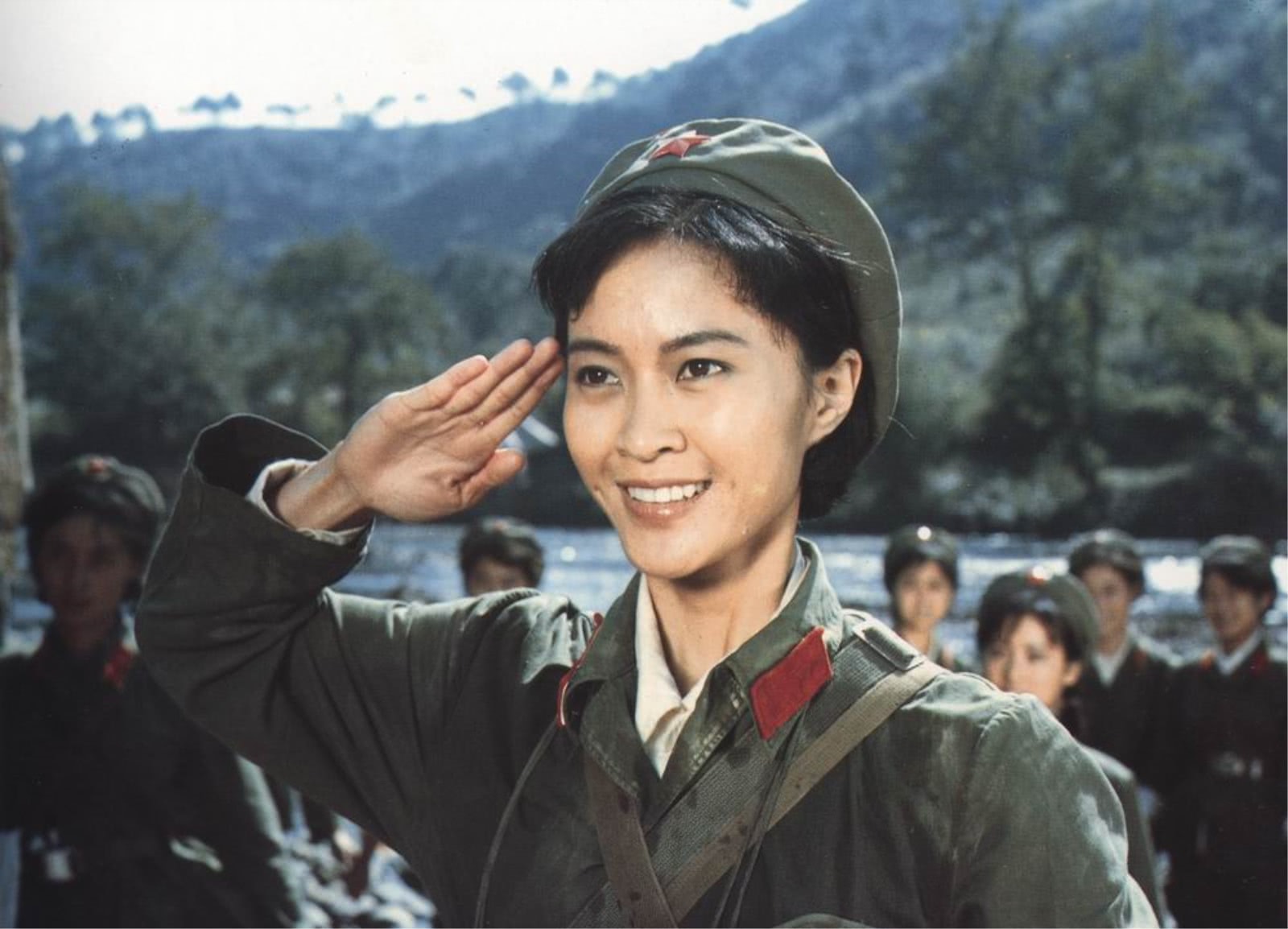 早在自己不到七岁的时候就出演了一部电影《烈火中永生》,饰演了一个