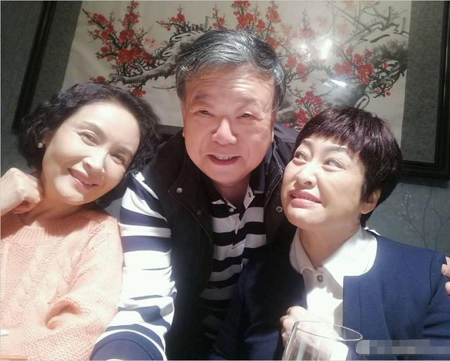 一代影后宋晓英撒狗粮夫妇俩相依为命恩爱有加64岁仍活泼开朗