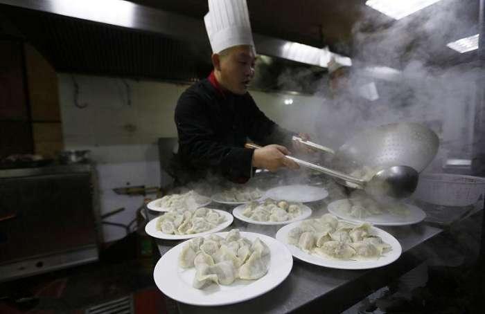 饭店老板乐善好施，却因经营不善倒闭，关门那天有人送他一座酒楼|酒楼|经营不善|店里_新浪新闻