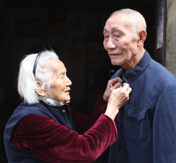 中外调查1000位百岁老人,长寿秘诀不是运动,不是喝水,而是1事