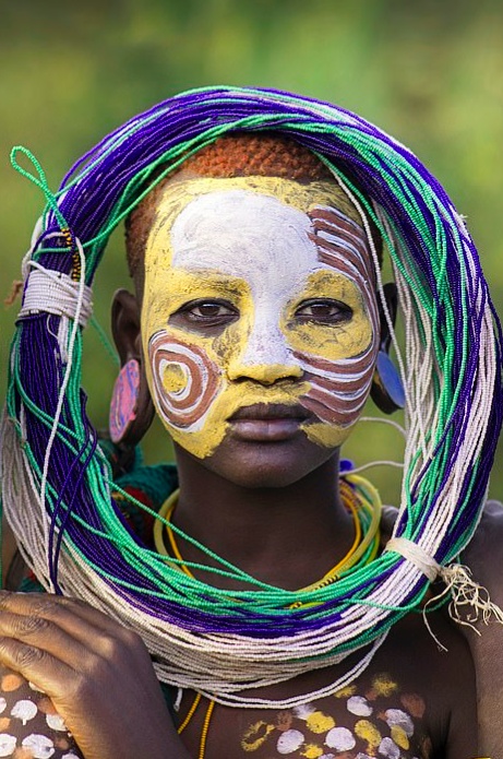 唇盘彩绘这个与世隔绝部落的传统正在被现代世界入侵