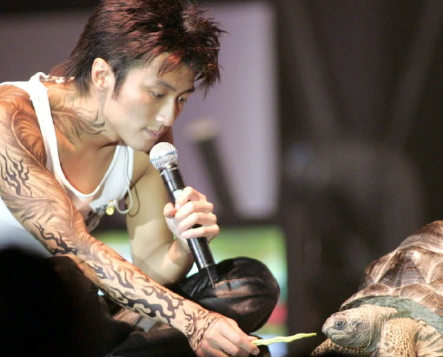 谢霆锋旧照公开,右臂布满纹身霸气十足,但六块腹肌更抢镜