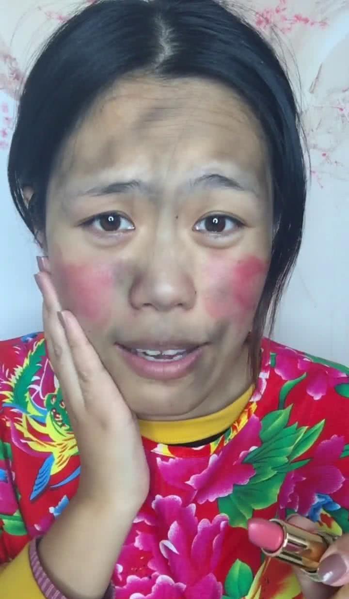 花床单大姐故意扮丑化完妆那一刻网友红配绿赛狗屁