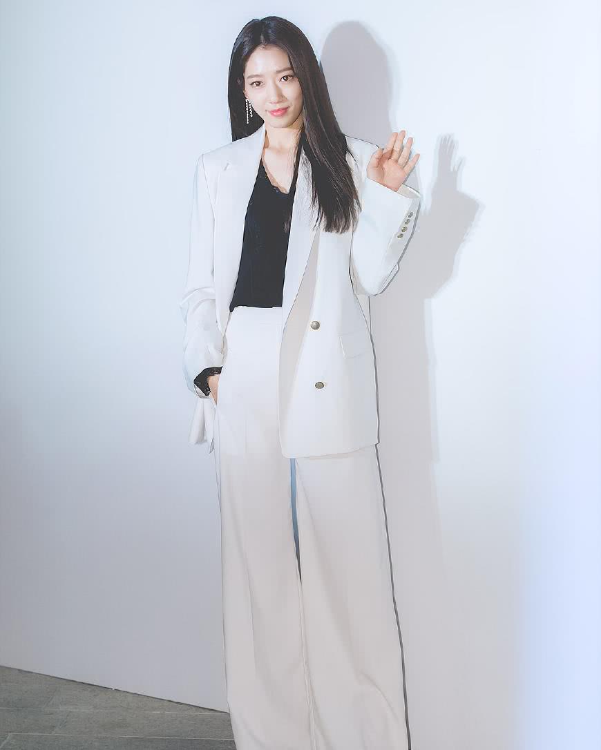 朴信惠美起来真不低调一身白色西装霸气又甜美真漂亮