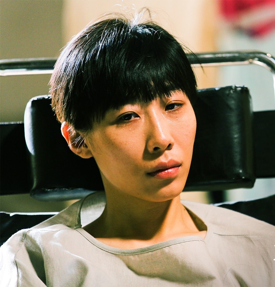 1988年任素汐出生在山东省莱州市的一个普通家庭,爸爸曾经是一位二胡