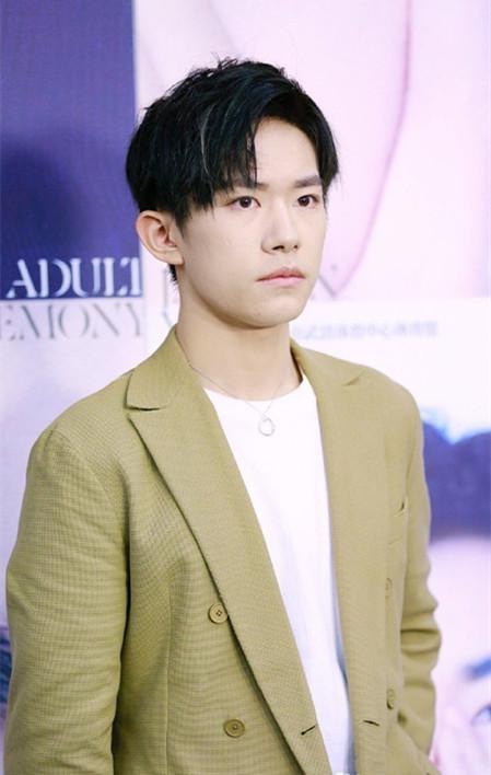 易烊千玺生日会前的造型穿卡其色西装显成熟头发剪短帅多了