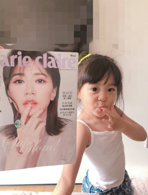 本以为咘咘够有范了,没想到戚薇女儿lucky可爱到犯规