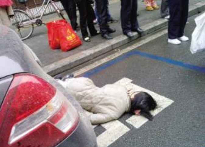 孕妇不幸坠楼,送到医院后身亡,医生准备离开时,发生感人的事