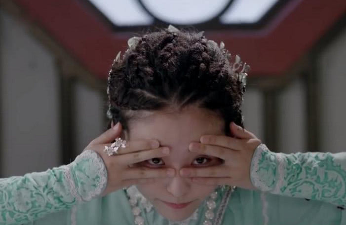 同样是做捂眼偷看的动作,你觉着谁最少女,谁又最可爱呢?