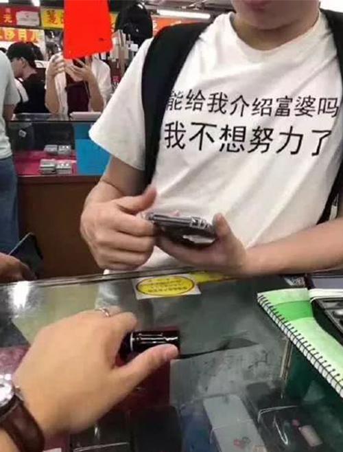 爆笑gif图:哥们,你有梦想是需要通过努力得来的!