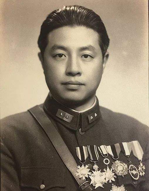 毕业于黄埔第一期的有胡宗南,彭裁,徐向前,陈赓扥人,还有一个人同样