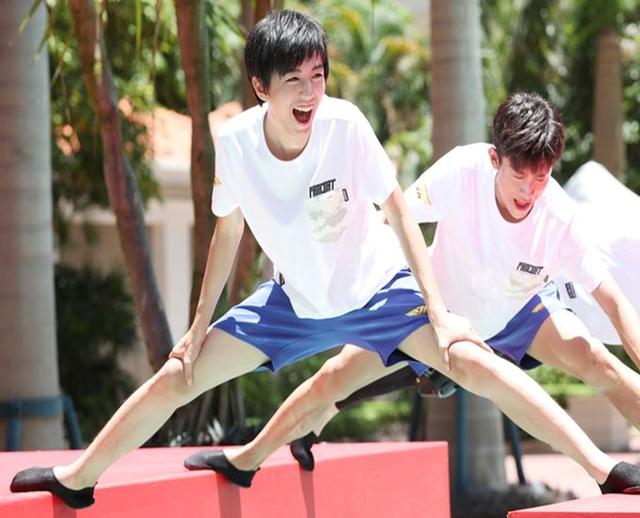 明星劈叉大比拼, 杨洋专业, 罗云熙太敷衍, 而她直接劈成钝角!