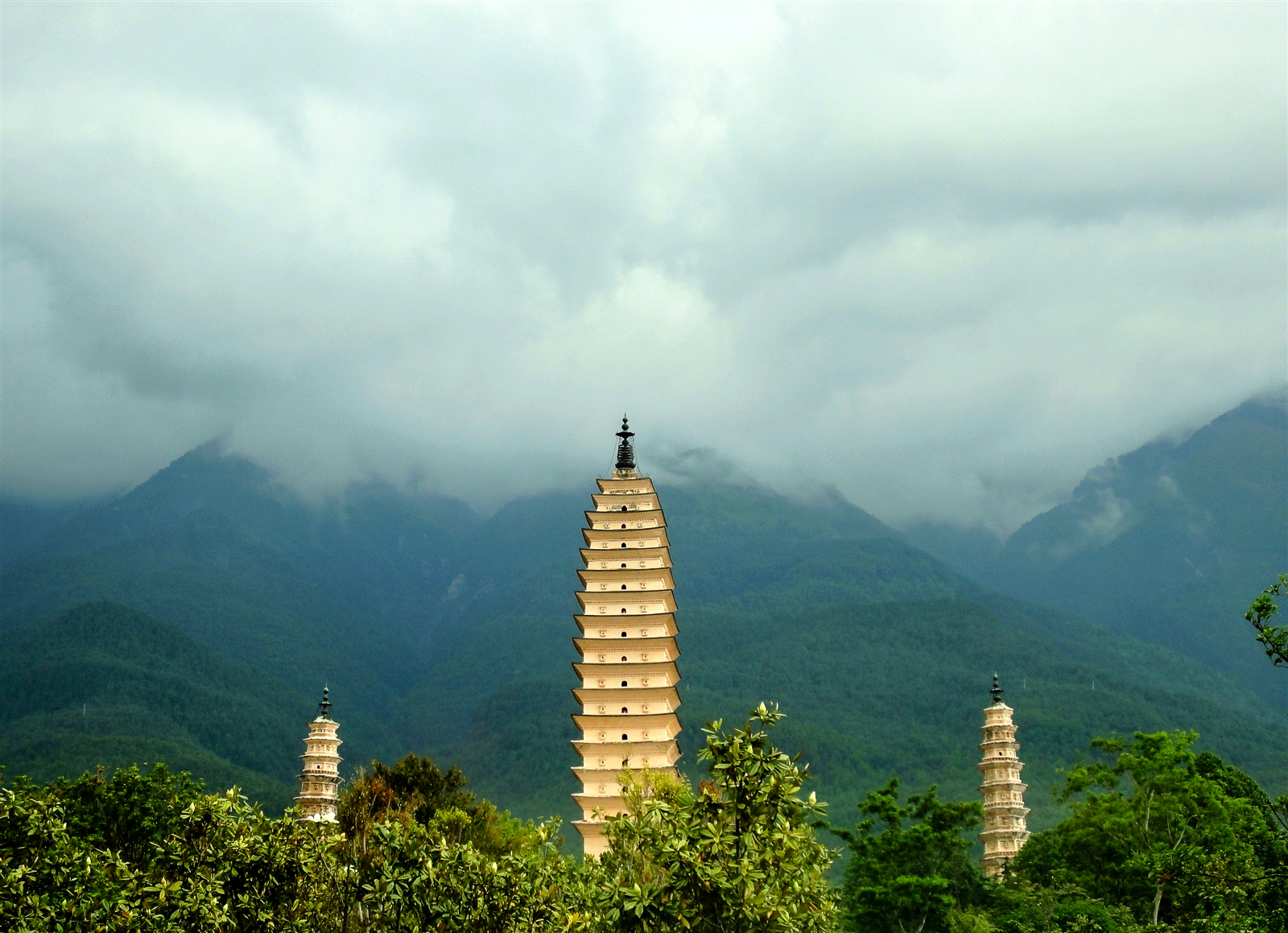 大理洱海边有座古塔风雨沧桑1200年历经30多次地震仍巍然屹立