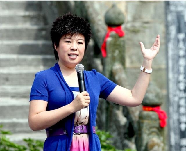 以《百家讲坛》成名,后因耍大牌被学生轰下讲台,如今沦为路人!