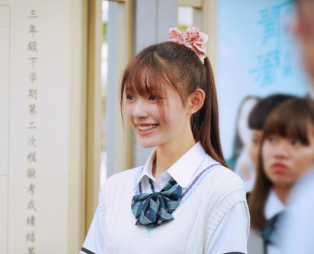 被林允《一吻定情》剧照美到了,扎马尾辫俏皮似青春少女