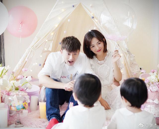 张杰晒照庆祝双胞胎女儿一周岁,与谢娜晒宝宝抓周照片超有爱