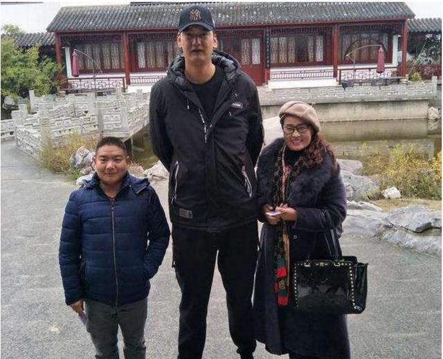 他是《功夫》中身高2米1的群演,妻子1米96,女儿才八岁1米
