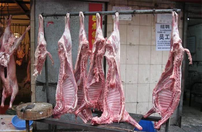 为何菜场上的羊肉都是倒挂着卖的?得知原因后真是涨知识了