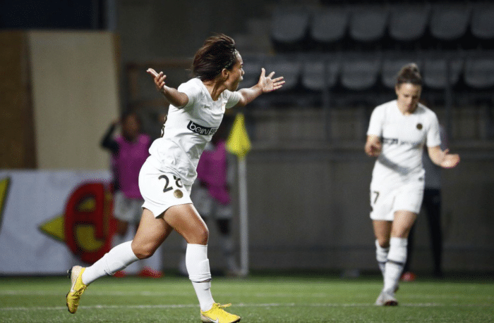 圣日耳曼女足官方也评价王霜是本场比赛巴黎圣日耳曼队内绝对的大腿