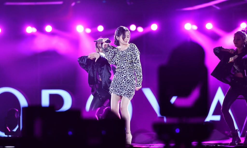 张靓颖紧身包臀裙,大秀雪白美腿,舞台上劲歌热舞性感得让人尖叫