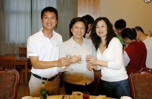 结婚31年低调十足,如今两个女儿颜值高|吴玉芳|江嘉良|结婚_新浪新闻