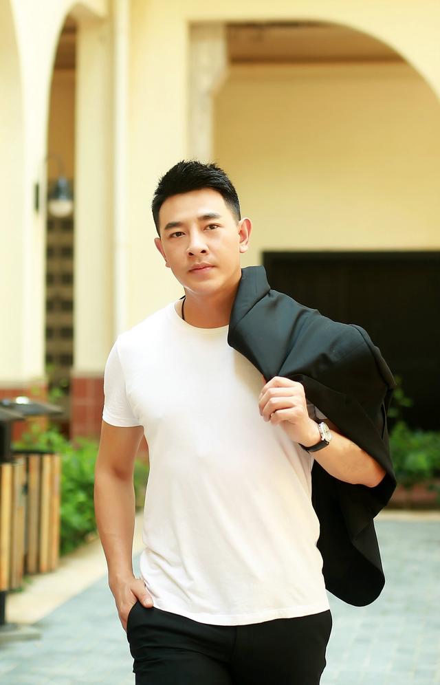 金士城(饰 甄二火),王怡艳(饰 苏影儿),陈泽轩(饰 雷振宇)联袂主演