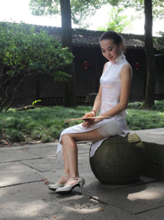 女子穿的旗袍都是两边分叉的,为什么却很少走光呢?原因简单