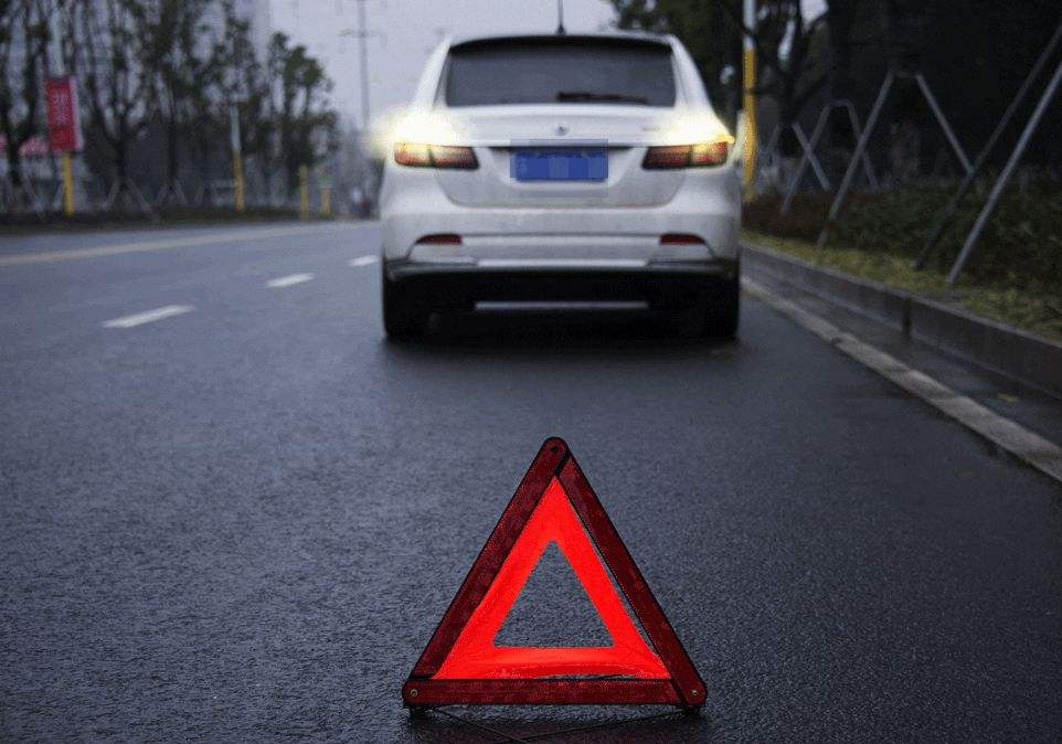 交警:"双闪新规"出台,不按照规定先扣你3分