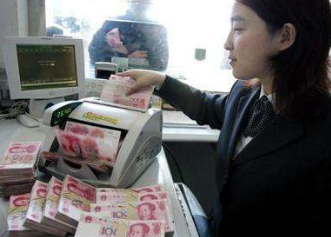 在银行柜台取钱后还有必要重新清点一遍吗柜台员工告诉你实情