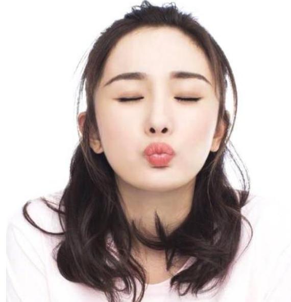 女星嘟嘴卖萌:赵丽颖软萌,热巴敢"自黑",45岁林志玲变少女|嘟嘴