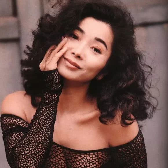 62岁陈美凤被称"台湾最美老太太",近照宛如18岁少女,身材火爆