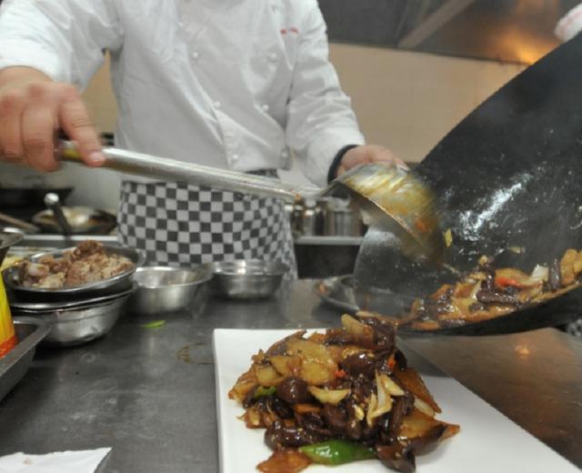 饭店厨师做每道菜都用勺子,为啥不用锅铲?今天终于明白原由了