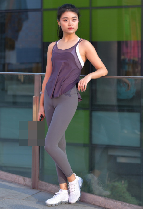 街拍穿紧身裤的女神级小美女青春时尚有亮点好身材呼之欲出