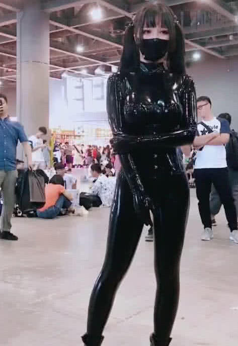 少女cos"皮衣制服",紧身连体凹凸有致.网友:黑色系福利