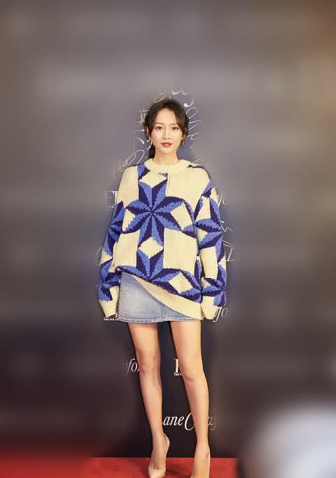 王鸥穿短裙现身,精修图腿又细又长,但还是被镜子暴露真实身材