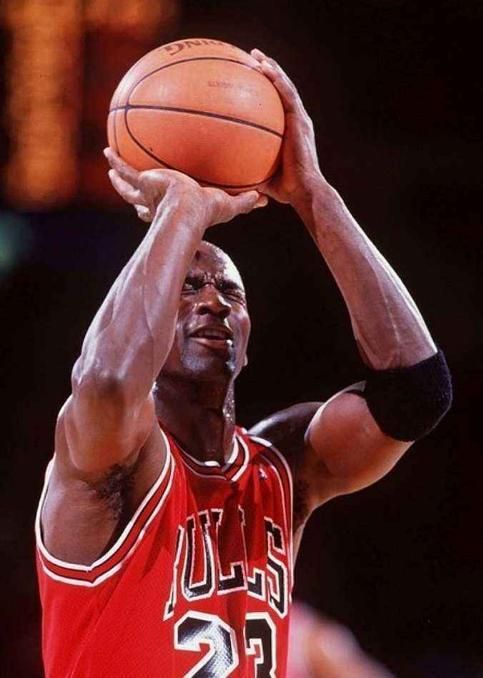 5图看乔丹生涯的嚣张瞬间:闭眼罚球教育新人,摊手耸肩嘲讽对手