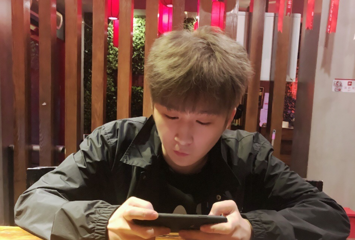 4am永远正面回应合同事件我与梦晴之间没有签署过任何合同