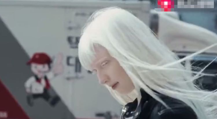 全世界最白皮肤,最白头发,网友:白发魔女好美