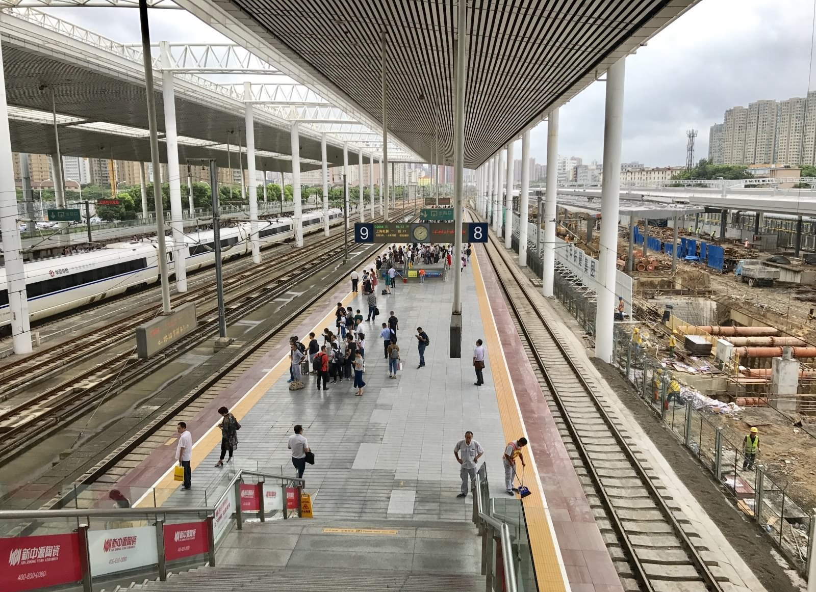 无锡站改造项目介绍▲改造前的无锡站站台▲无锡站南广场截至2018年8