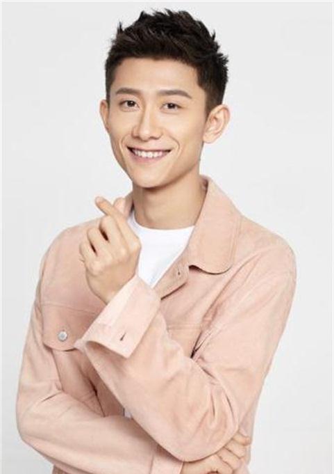 如今张一山在娱乐圈中发展得非常好,他从小就开始演电视剧,曾经因《家