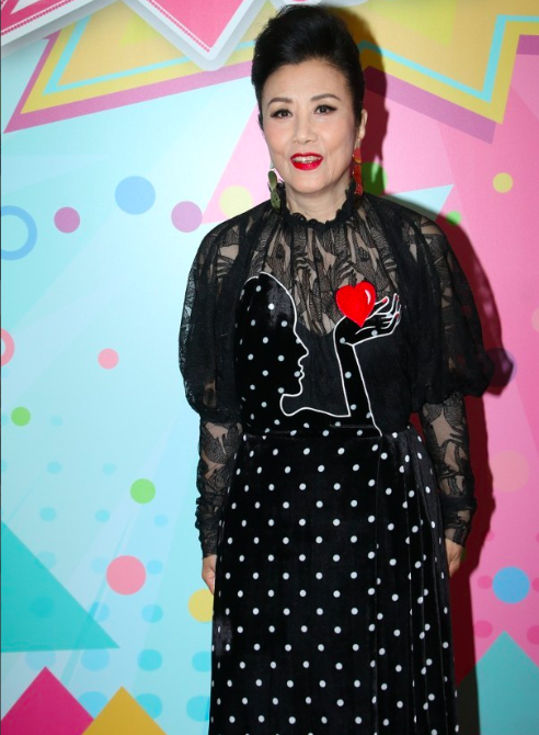 罗家英入院后首露面未出院不忘工作30度高温仍包裹的像个粽子