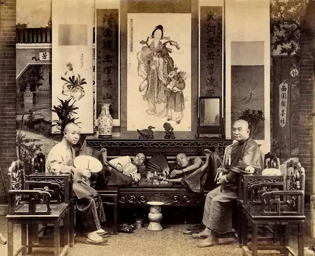 清末上海烟馆中抽食鸦片的男子,照片中看的出很消瘦.