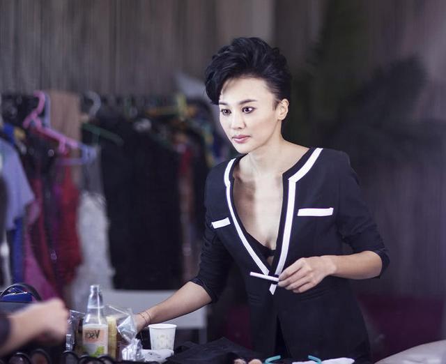 鲜为人知的是,吴晓敏和范冰冰是谢晋艺术学校的同班同学,还是同寝